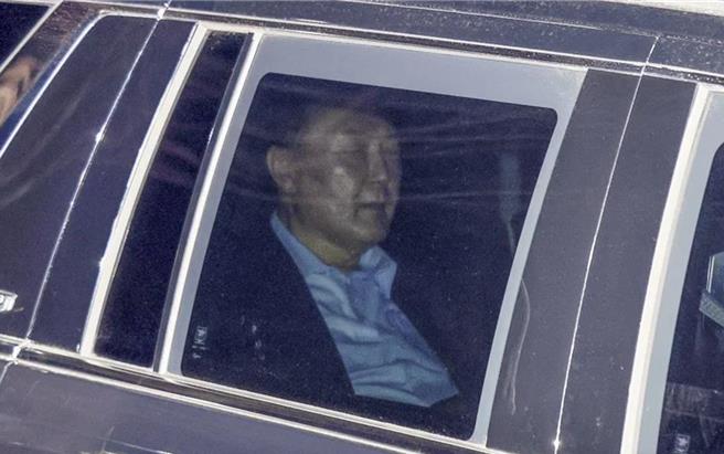 韩国总统尹锡悦15日乘车前往位于义王市的首尔看守所。（资料照／美联社）