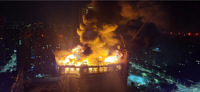 今凌晨0时6分，新庄区富贵路 昌仁路交叉路口一处工地兴建中建物17、18楼起火，现场火势凶猛，消防局派出大批人车抢救。（消防局提供）