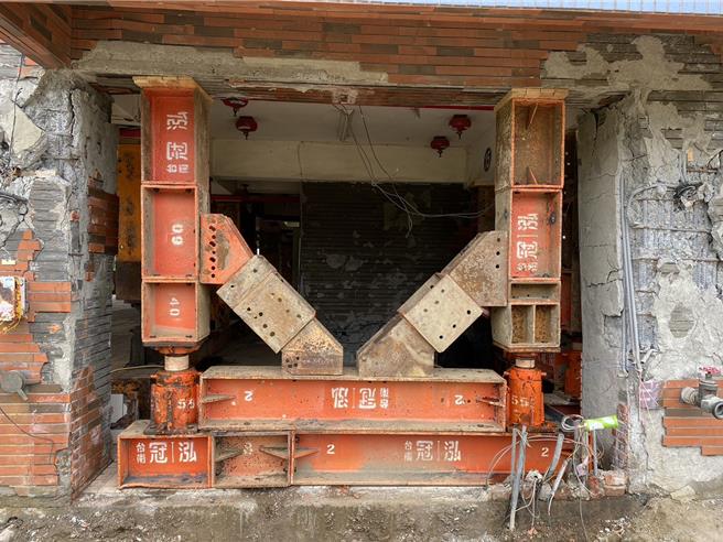 0121嘉義大埔地震過後，台南山區建物受損嚴重，截至21日中午共通報335件，圖為玉井區文化大廈。(工務局提供／曹婷婷台南傳真)