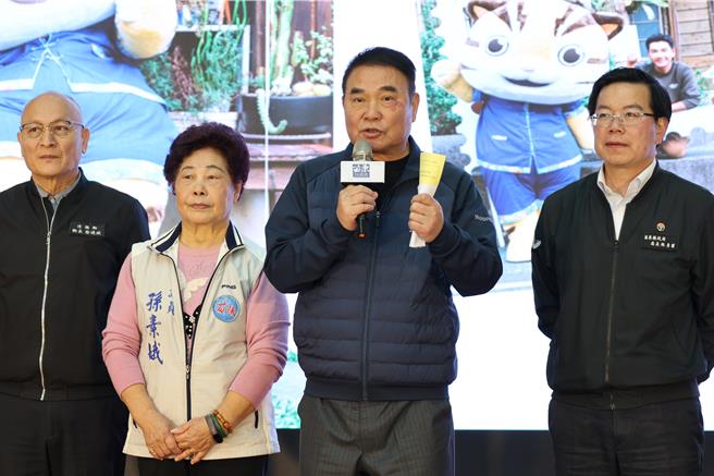 苗栗縣長鍾東錦（中）22日表示，刪預算只是一個手段，就是要執政者來談，不能說一邊不准人家刪，一邊還要罷免，總統應該站出讓藍綠停火。（謝明俊攝）