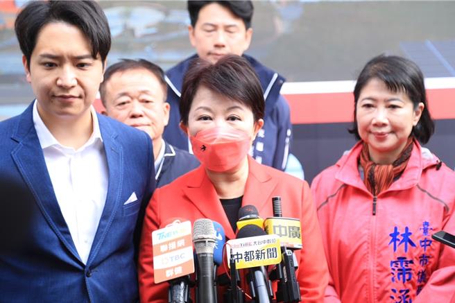 台中市长卢秀燕（中）指出，这是中央自治，而总预算案属于中央权责，对行政院编列及立法院通过的预算，她都表示尊重。（张妍溱摄）