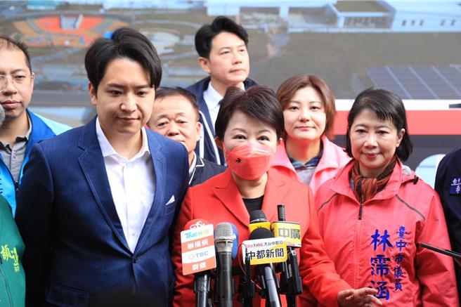 台中市長盧秀燕（中）指出，今年春聯邀請方文山執筆，大家都認識他，是才子也是金曲獎作詞家，他來執筆後，很多市民也幫外縣市的親朋好友索取。（張妍溱攝）