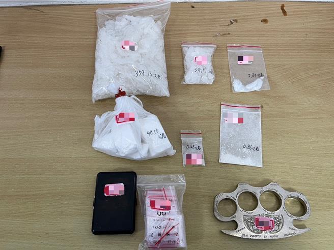 苗栗警分局在21日節安工作起跑首日在造橋鄉查獲高姓男子持有毒品等物品。（讀者提供／謝明俊苗栗傳真）