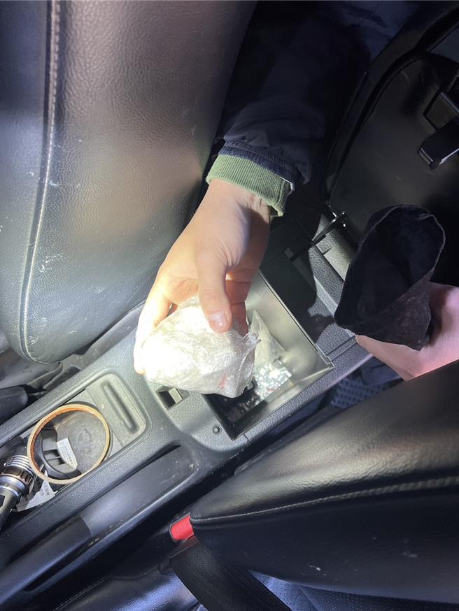 苗栗警分局在21日節安工作起跑首日在造橋鄉查獲高姓男子持有毒品等物品。（讀者提供／謝明俊苗栗傳真）