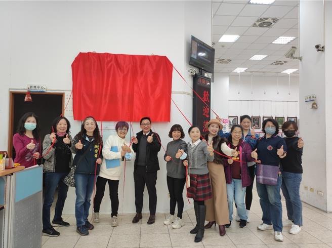 桃园区乐龄学习中心于22日举办揭牌典礼，正式由五中社区发展协会承办营运，教育局副局长赖银奎蒞临参与。（桃园市教育局提供）