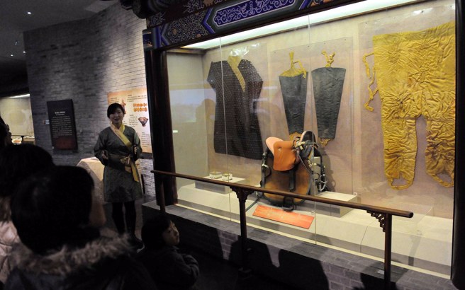 圖為齊國王墓出土的服飾。（圖 / 新華社）