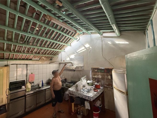 鹿陶洋江家聚落住戶葉先生的房屋橫梁震落，已有結構安全問題。（寶智華攝）