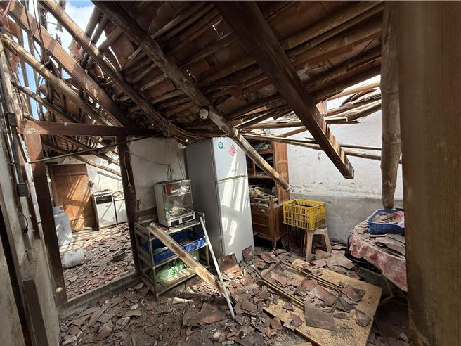 鹿陶洋江家聚落部分紅瓦厝嚴重受損。（寶智華攝）