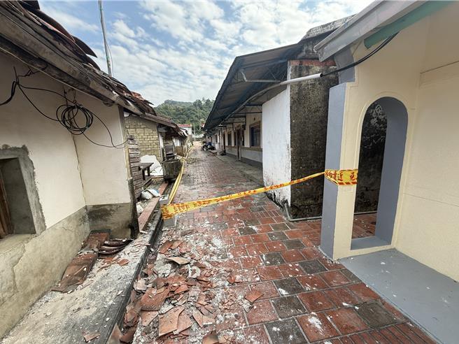 鹿陶洋江家聚落部分紅瓦厝嚴重受損。（寶智華攝）