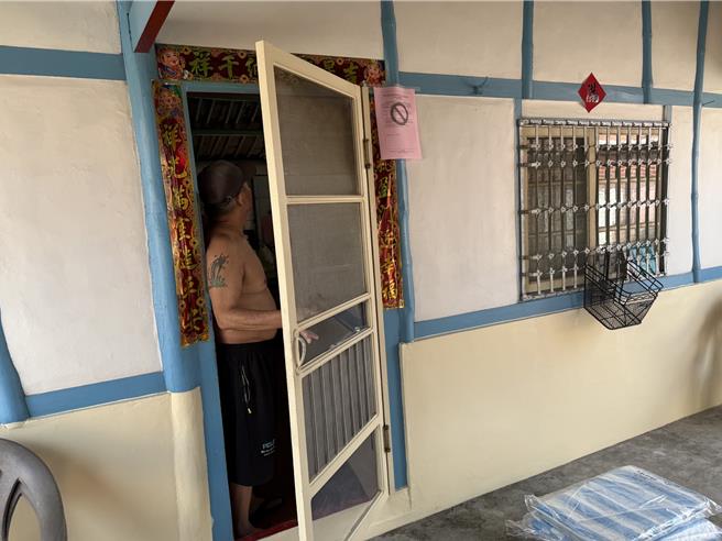 葉先生的住處被貼上紅單，但仍繼續留宿。（寶智華攝）