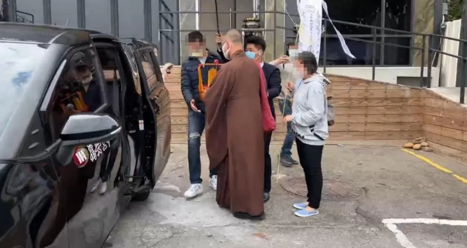 胡女的大哥迎灵牌进车内。（图／翻摄自中天新闻）