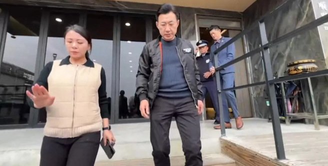 立法院副院长江启臣上午现身胡女灵堂。（图／翻摄自中天新闻）