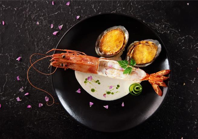 即起到「王品牛排」消费2客套餐，并出示活动画面或完成拍照打卡，店家将款待「海大虾佐嫩煎鲍鱼」。（王品集团提供／朱世凯台北传真）