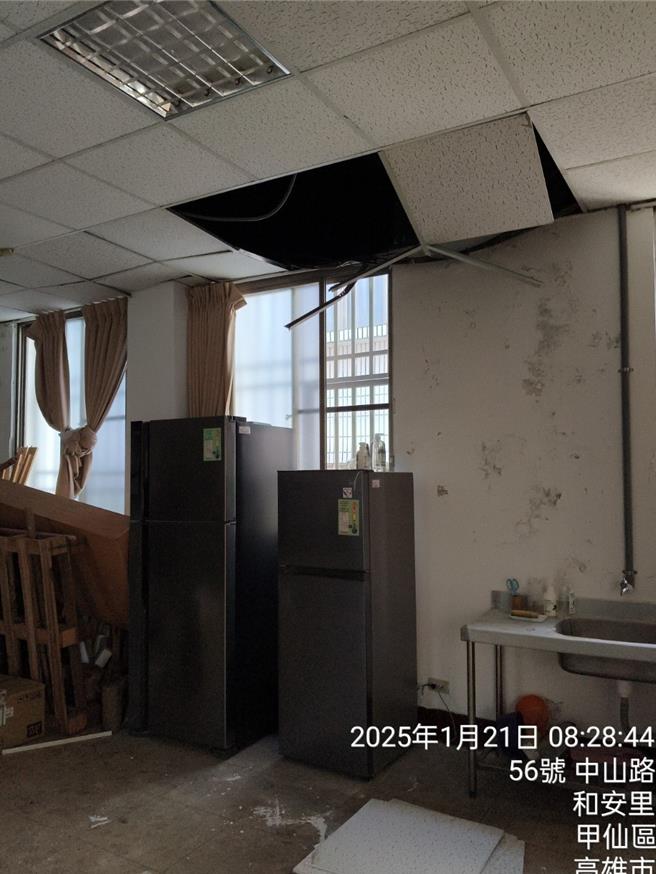 甲仙和安社區活動中心1、2樓天花板輕鋼架部分脫落。（甲仙區公所提供／林雅惠傳真）