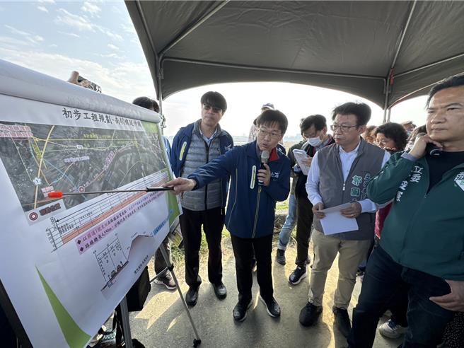 立委郭国文、林俊宪邀请内政部、国土署、经济部及台南市府等单位会勘乌桥中路跨溪大桥新建案。（立委郭国文服务处提供／宝智华台南传真）