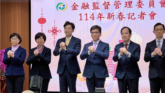 金管会22日举行新春记者会，证期局长张振山（右2）透露有18家业者会于主动式ETF有发行意愿。