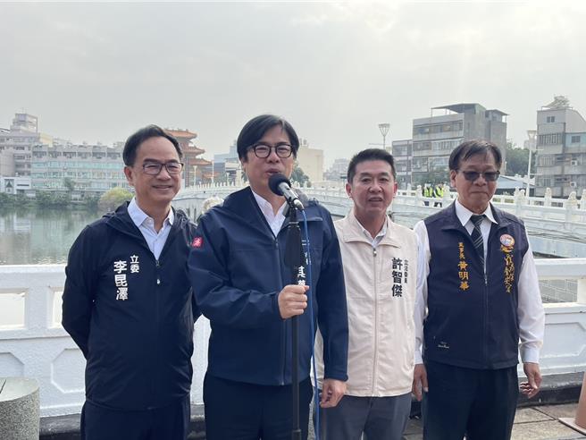 高雄市长陈其迈22日前往三民区覆鼎金保安宫发放蛇年小红包，向市民朋友拜贺早年，他致词时提到，看到立法院21日删砍预算，让他非常担心高雄的建设，导致整夜无法入眠。（洪浩轩摄）