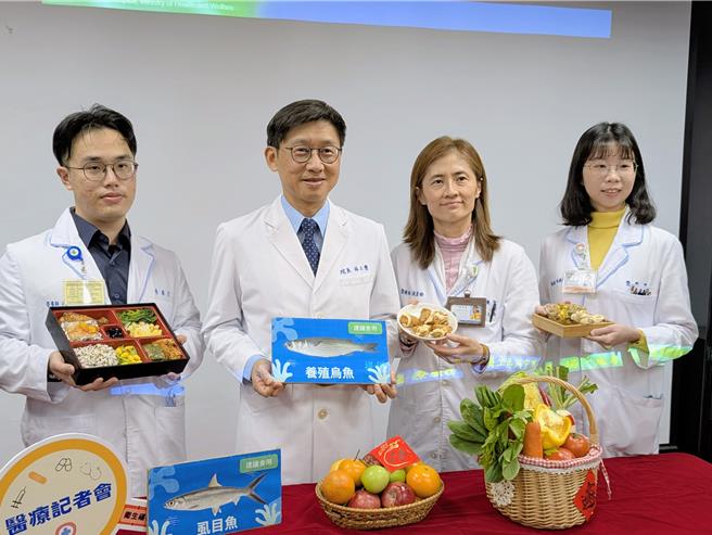 部立基隆医院22日公布农历春节期间的值班餐盒，包括院长林三齐、营养科主任张皇瑜等人，共同建议民眾从食材起，就尽量选择碳足迹较少的食材。左起部立基隆医院营养科营养师徐衍安、院长林三齐、营养科主任张皇瑜、营养师林钰庭。（张志康摄）