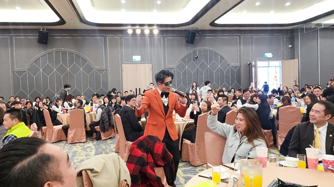 主持人「郭彦均」与台下伙伴热烈互动，让在场眾人笑声不止。(图／永庆房产集团提供)