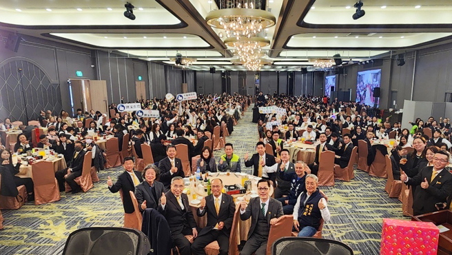 800位伙伴齐聚一堂参加联合宜兰区尾牙，更有精彩表演及豪礼大方抽。(图／永庆房产集团提供)