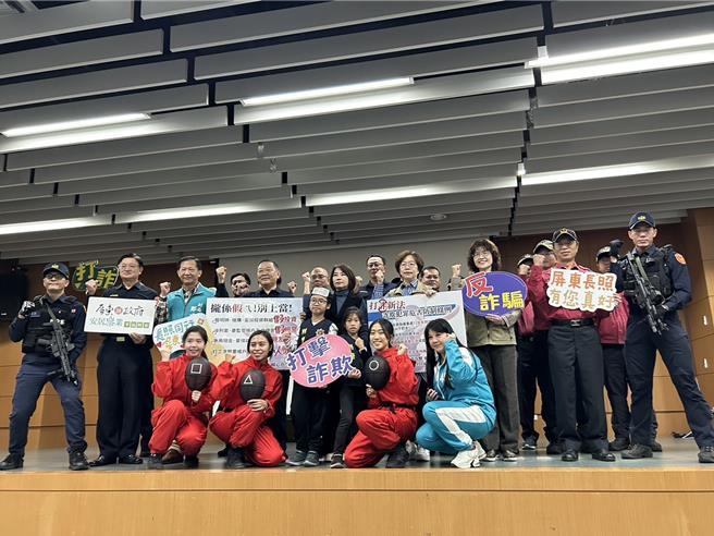 去年屏东县诈骗财损24亿余万元，当中50岁以上遭诈骗的占14亿余万元，为此，县长周春米22日携手警察局及长照处、社会处等单位跨局处强力打诈。（谢佳潾摄）