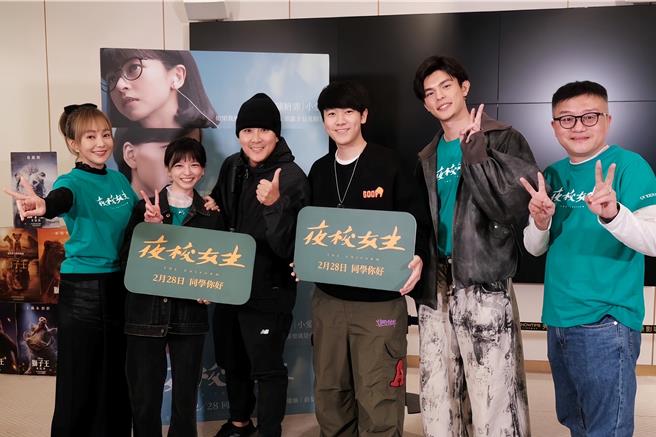 季芹（左起）、陈姸霏、王仁甫、YAYA、邱以太、导演庄景燊在影城合影。（兴扬电影提供）