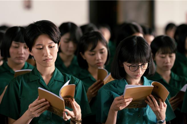 黄稚玲（左）跟陈姸霏饰演夜校同班同学。（兴扬电影提供）