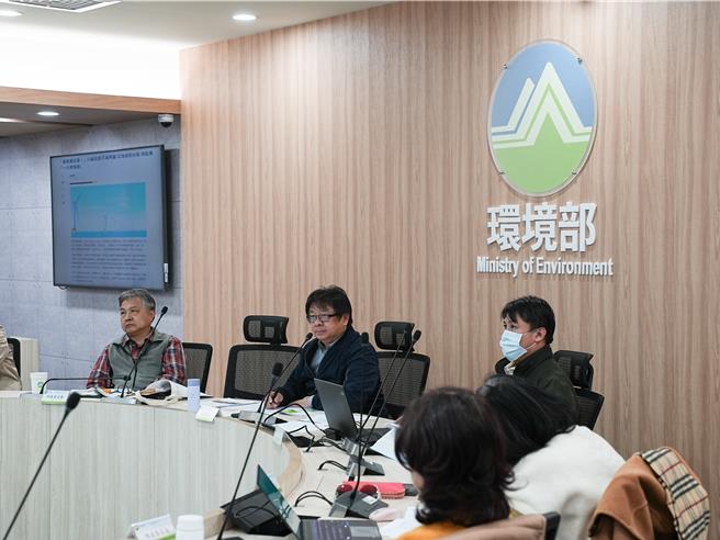 彰化縣芳苑鄉永興村周邊預計設置5座陸域風機，為此環境部今(22)日舉辦「彰化芳苑鋐威風力發電計畫環境影響說明書」專案小組第2次初審會議，專案小組考量低頻噪音對周邊民宅、學校的影響甚鉅，最終做出「不應開發」的結論。(黃敬文攝)