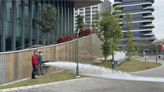 农历春节将届，各卖场、百货陆续涌现採买年货和逛街人潮，桃园市消防局第一大队今日前往桃园市桃园区中正艺文特区的桃知道GELEVEN PLAZA进行消防安全抽检，并由桃园消防分队进行抢救演练，熟悉场所救灾动线。（消防提供）