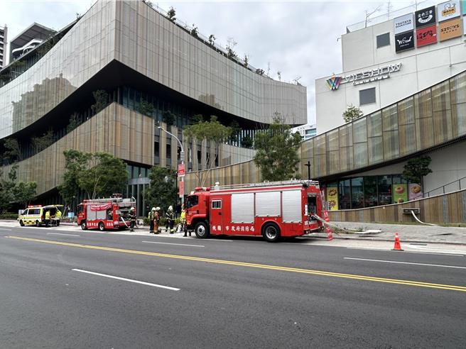 农历春节将届，各卖场、百货陆续涌现採买年货和逛街人潮，桃园市消防局第一大队今日前往桃园市桃园区中正艺文特区的桃知道GELEVEN PLAZA进行消防安全抽检，并由桃园消防分队进行抢救演练，熟悉场所救灾动线。（消防提供）