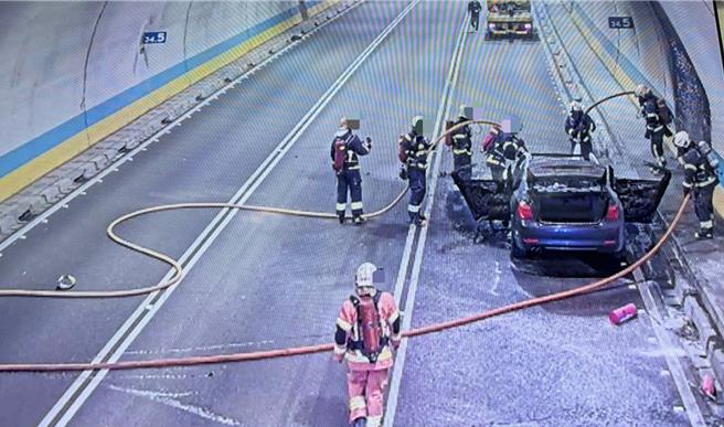 國道3號中和隧道內今下午發生火燒車意外。（警方提供）