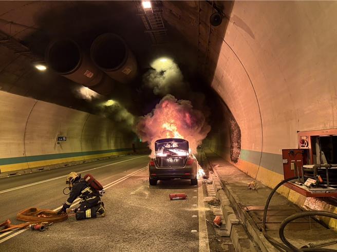 國道3號中和隧道內今下午發生火燒車意外。（警方提供）