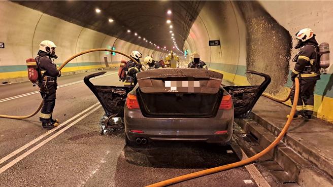 國道3號中和隧道內今下午發生火燒車意外。（警方提供）