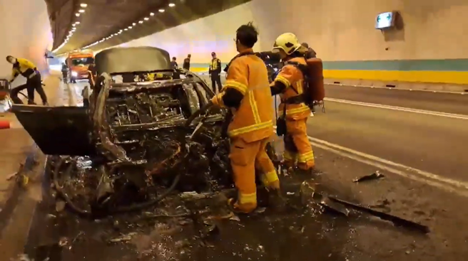 國道3號中和隧道內今下午發生火燒車意外。（警方提供）