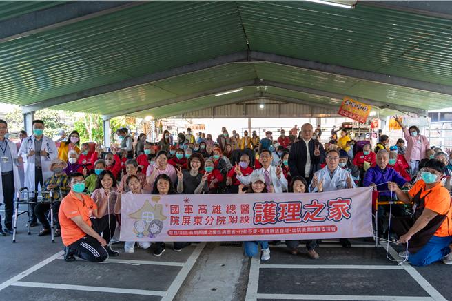国军高雄总医院屏东分院附设民眾诊疗服务处护理之家21日举办「迎新春暖心市集」活动，是首次将医院、市集与长照等3大元素带入医疗环境。（屏东分院提供／谢佳潾屏东传真）