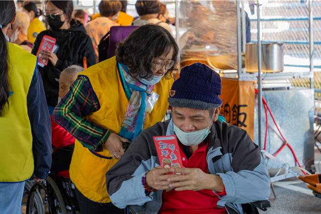 国军高雄总医院屏东分院附设民眾诊疗服务处护理之家21日举办「迎新春暖心市集」活动，是首次将医院、市集与长照等3大元素带入医疗环境。（屏东分院提供／谢佳潾屏东传真）