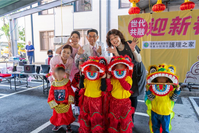 国军高雄总医院屏东分院附设民眾诊疗服务处护理之家21日举办「迎新春暖心市集」活动，是首次将医院、市集与长照等3大元素带入医疗环境。（屏东分院提供／谢佳潾屏东传真）