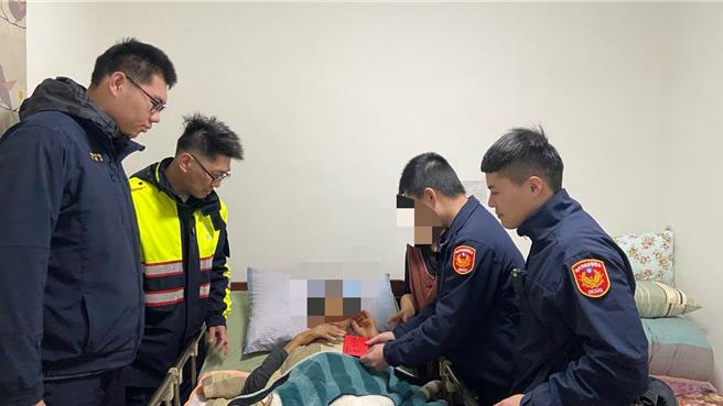 新北市永和分局秀朗派出所警员于执勤过程中发现许姓男子与其妻子生活相当不易，妻子甚至一度轻生未果，而永和警分局也秉持「人民保母」的职责，携手民间团体发放救助金及生活物资给夫妻俩。（永和警分局提供）
