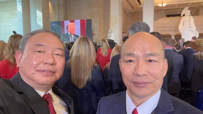 立法院长韩国瑜与驻美代表俞大㵢进入国会大厦观礼。（中天提供）