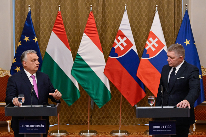 2025年1月21日，斯洛伐克总理费科（右）和匈牙利总理奥班（左）于 在斯洛伐克布拉迪斯拉发会晤后出席新闻发布会。（路透社）