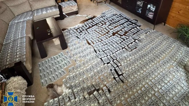 乌克兰安全局在军方首席精神科医生家里，查获大量现金。(图/SBU)