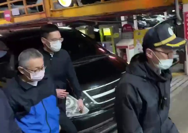 今(22)日晚间8时40分许，柯文哲抵达新竹医院探望柯爸爸，并于晚间9时14分许探视完柯爸离开。（图／民眾提供）