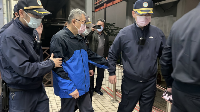 今(22)日晚间8时40分许，柯文哲抵达新竹医院探望柯爸爸，并于晚间9时14分许探视完柯爸离开。（图／王惠慧摄）