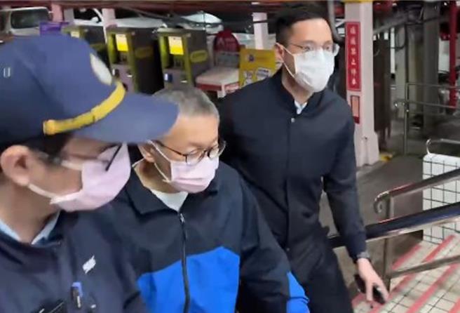 民眾黨主席、前台北市長柯文哲因涉京華城弊案被起訴，移審後再被裁定收押禁見。稍早傳出柯文哲現身台大醫院新竹分院，台北看守所證實經柯文哲家屬辦理申請返家探視，並依《受刑人及被告返家探視辦法》審核。（翻攝畫面）