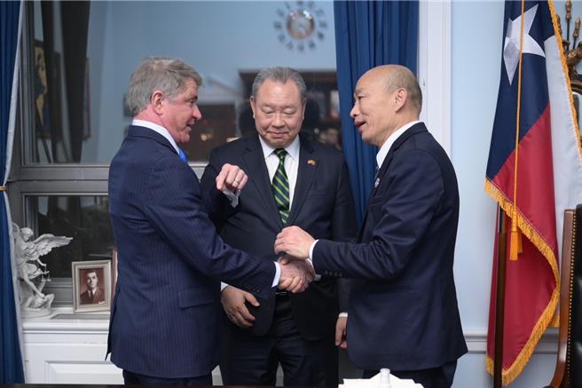 立法院长韩国瑜（右一）美东时间21日在驻美国代表处俞大㵢（中）大使等同仁陪同下，率代表团前往美国联邦眾议院及参议院大厦马不停蹄穿梭拜访，共计会晤了24位美国眾议院「国会台湾连线」核心成员及跨党派重要友台参议员。（立法院提供／陈薏云台北传真）