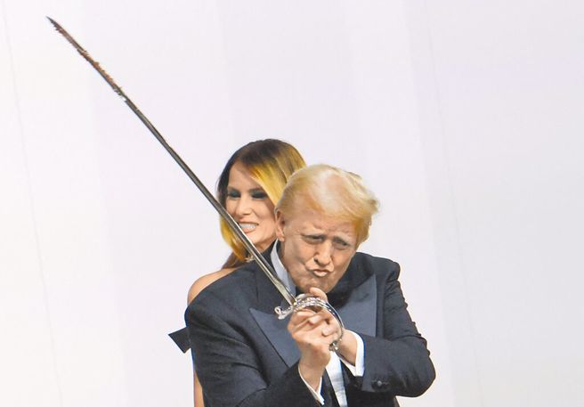 美国总统川普和第一夫人梅兰妮亚，20日出席针对军人举行的「总司令就职舞会」，他挥舞军刀切蛋糕。（路透）