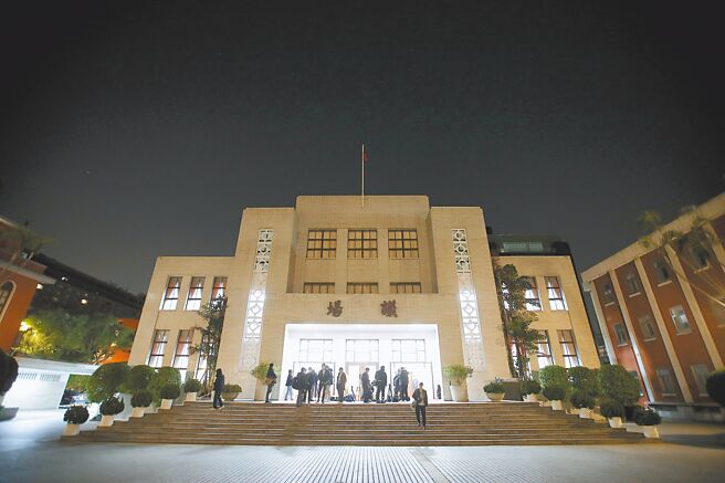 立法院院会21日凌晨持续审查114年度中央政府总预算案，朝野党团彻夜逐条表决，从20日10时到21日凌晨近6时，经连续表决20小时，终于完成二读程序。（黄世麒摄）