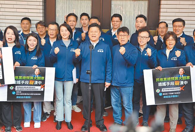 立法院21日院會三讀通過114年度中央政府總預算案，國民黨團總召傅崐萁（中）帶領黨籍立委在議場門口舉行記者會，並高喊「嚴審預算，為人民把關」口號。（姚志平攝）