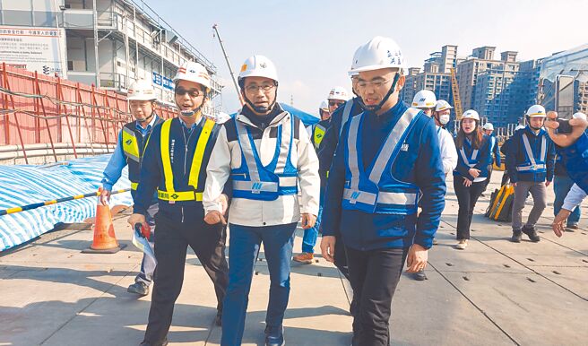 新北市长侯友宜（中）与立委洪孟楷（右）等人1月21日视察北环段CF680C地下化捷运机厂工程进度。（张铠乙摄）