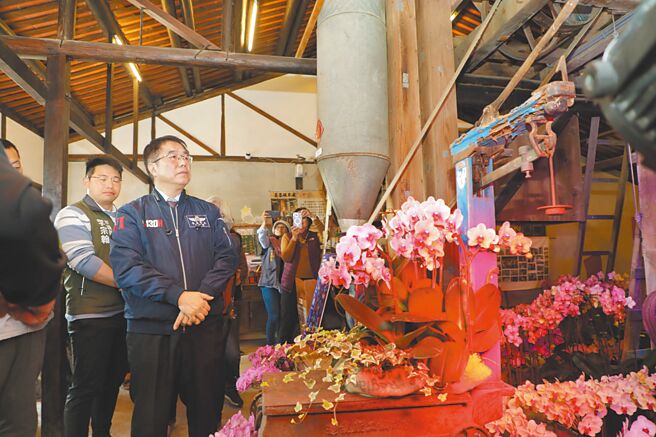 台南市后壁区公所与台湾兰花产销发展协会携手合作，将百年歷史的义昌碾米厂以兰花妆点，台南市长黄伟哲（前右）21日到义昌碾米厂欣赏布置。（台南市政府提供／张毓翎台南传真）